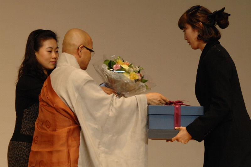 2010.12.29_불자선수 환영법회 (57)
